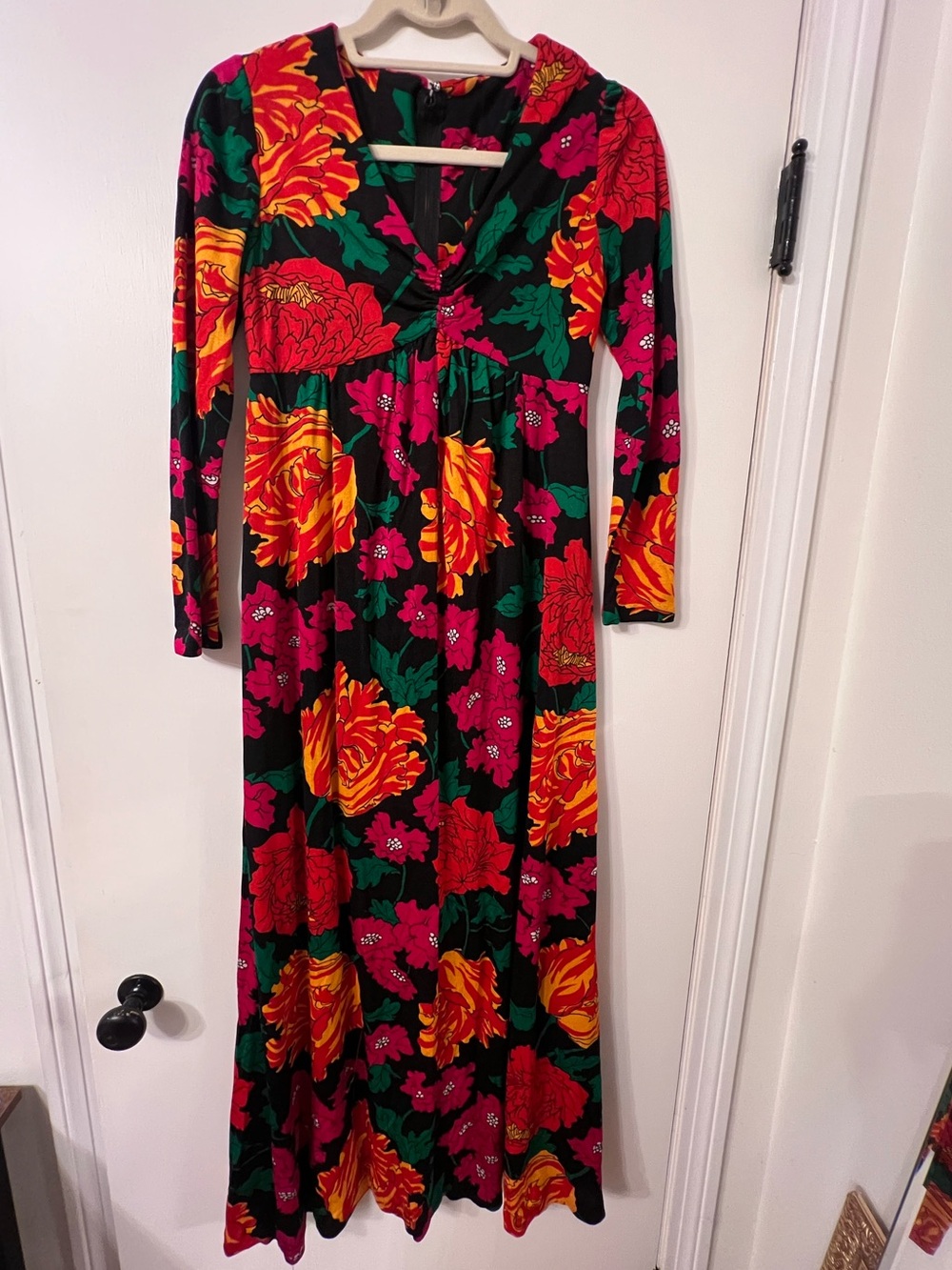 VINTAGE 70’S VIBRANT FLORAL LONG SLEEVE MAXI DRESS ✨
